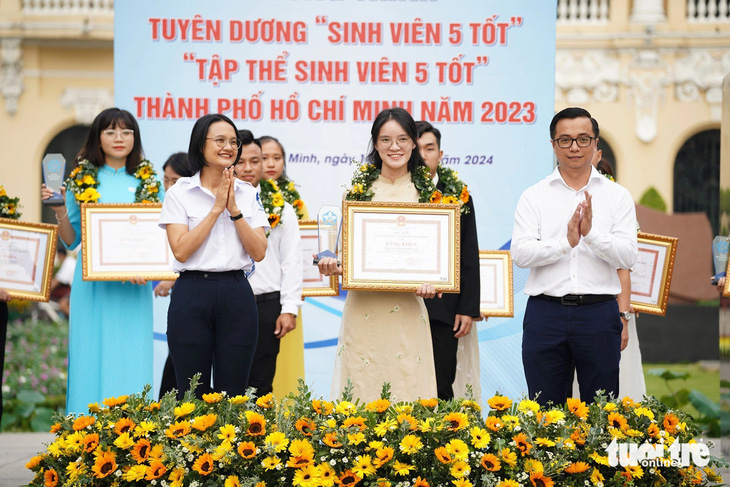 Anh Nguyễn Đức Nguyên (bên phải) - ủy viên Ban thư ký Hội Sinh viên Việt Nam và chị Trần Thu Hà (bên trái) - chủ tịch Hội Sinh viên Việt Nam TP.HCM - trao tuyên dương cho các Sinh viên 5 tốt - Ảnh: CÔNG TRIỆU