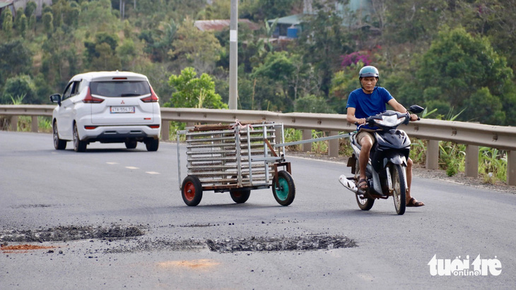 Các vị trí đào đường san sát nhưng không có rào chắn cảnh báo (ảnh chụp chiều 14-01) - Ảnh: TIẾN QUỐC