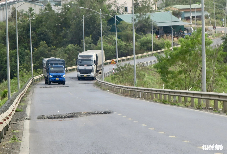 Hai xe tải tránh nhau vì 