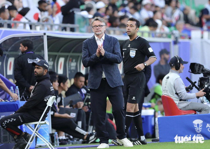 HLV Philippe Troussier hài lòng về màn trình diễn của các cầu thủ đội tuyển Việt Nam trước Nhật Bản - Ảnh: HOÀNG TUẤN