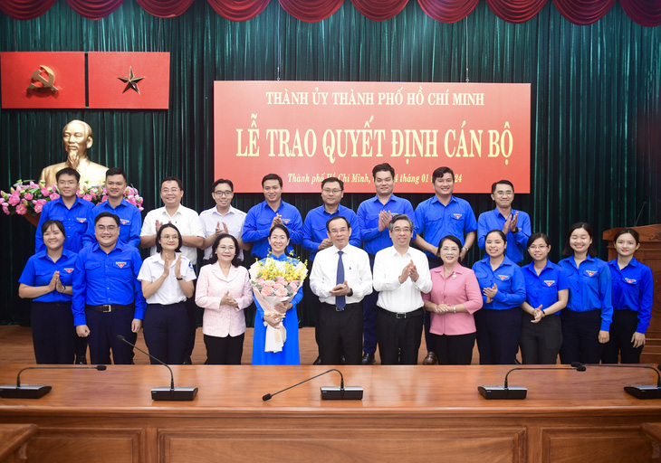 Ban thường vụ Thành Đoàn TP.HCM tặng hoa chúc mừng tân Bí thư Quận ủy Phú Nhuận Phan Thị Thanh Phương - Ảnh: Q.ĐỊNH
