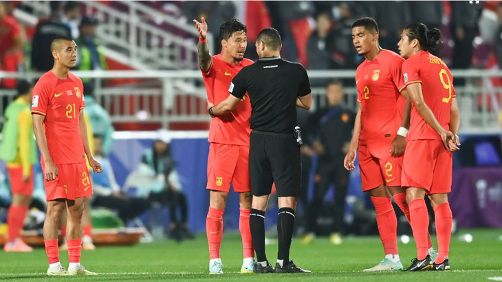 Cầu thủ Trung Quốc phản ứng quyết định của trọng tài Saudi Arabia Mohammed Al Hoaish - Ảnh: Sohu
