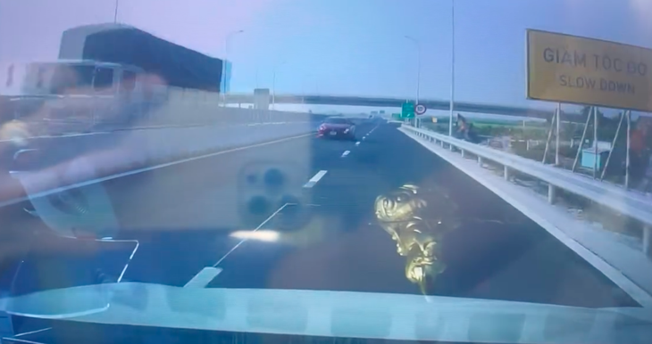 Tài xế điều khiển ô tô chạy ngược chiều trên cao tốc Mỹ Thuận - Cần Thơ sáng 14-1 - Ảnh: Cắt từ Video