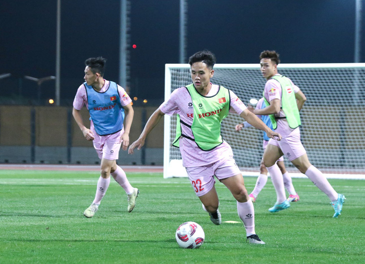 Các cầu thủ đội tuyển Việt Nam nỗ lực tập trước ngày tranh tài với Nhật Bản tại Asian Cup 2023 - Ảnh: VFF