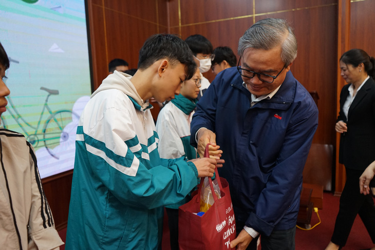 Phó tổng biên tập báo Tuổi Trẻ Đinh Minh Trung trao quà cho học sinh Nam Định - Ảnh: VŨ TUẤN