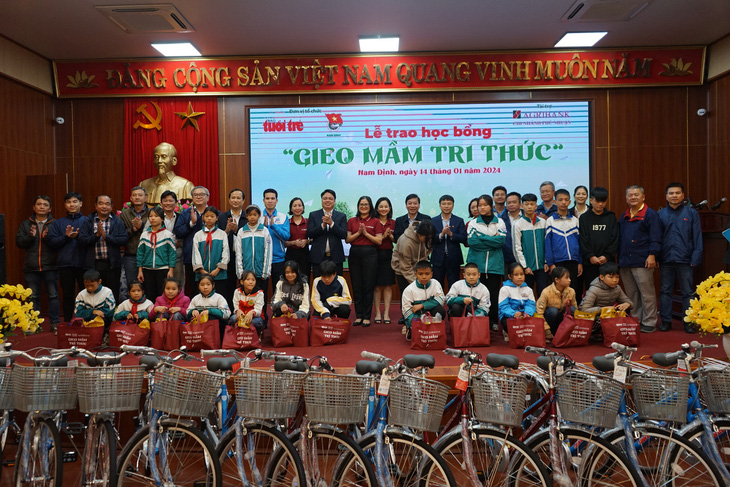 200 chiếc xe đạp và đồ dùng học tập động viên kịp thời đến các em học sinh nghèo vượt khó tỉnh Nam Định - Ảnh: VŨ TUẤN