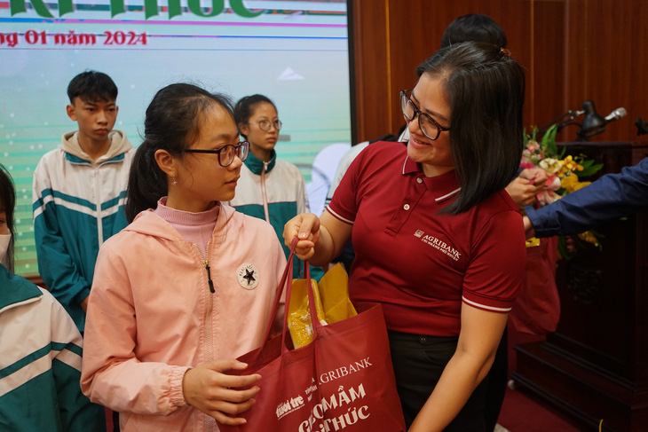 Phó giám đốc chi nhánh Agribank Phú Nhuận Nguyễn Thị Sơn trao quà cho học sinh Nam Định trong chương trình Gieo mầm tri thức - Ảnh: VŨ TUẤN