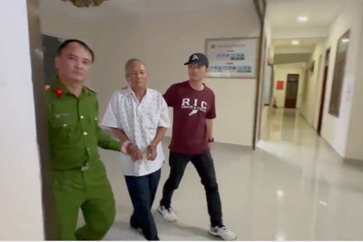 Bị can Phan Thanh Việt được di lý từ Cà Mau về Quảng Ngãi phục vụ công tác điều tra vụ trọng án năm xưa - Ảnh: Công an Quảng Ngãi