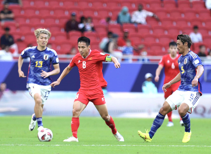 Đội tuyển Việt Nam (áo đỏ) đã gây nhiều khó khăn cho Nhật Bản - Ảnh: HOÀNG TUẤN