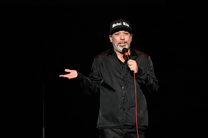Danh hài Jo Koy tại đêm diễn hài độc thoại của mình - Ảnh: Variety Fair