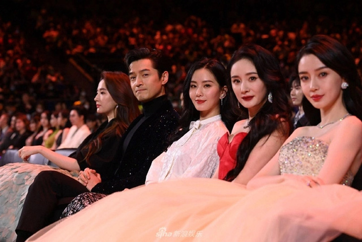 (Từ trái sang phải) Lưu Diệc Phi, Hồ Ca, Lưu Thi Thi, Dương Mịch và Angela Baby - Ảnh: Weibo