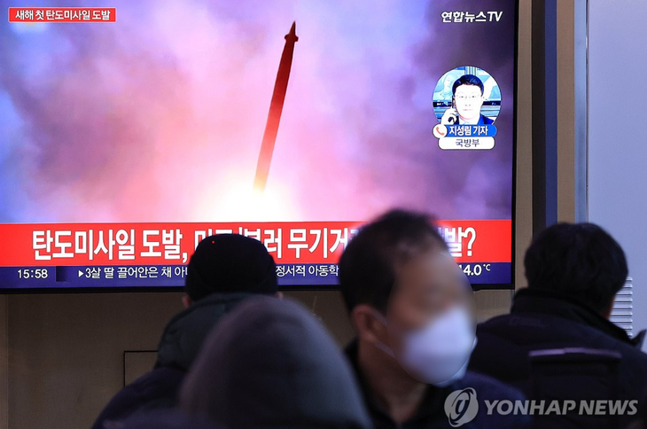 Bản tin Triều Tiên phóng tên lửa tại ga tàu điện ở thủ đô Seoul, Hàn Quốc ngày 14-1 - Ảnh: YONHAP