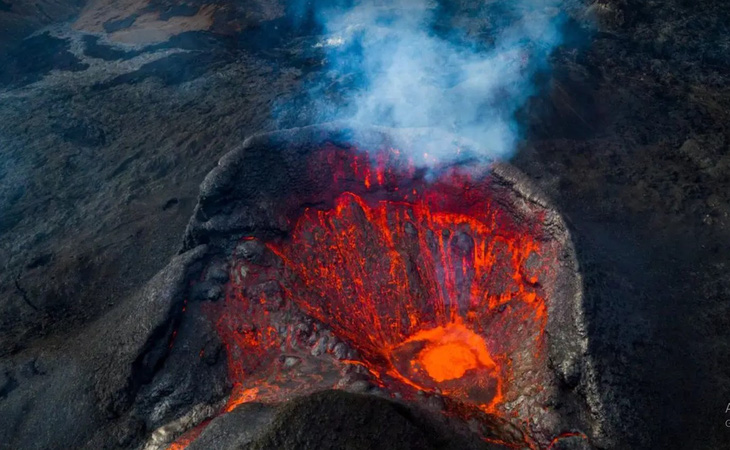 Vụ phun trào của núi lửa Iceland Geldingadalir vào ngày 9-8-2021 - Ảnh: NUR PHOTO