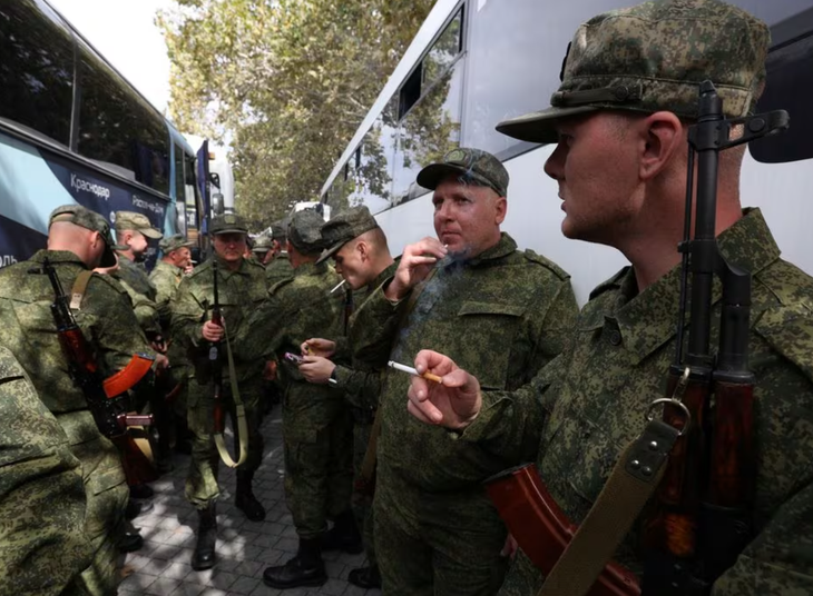 Lực lượng dự bị được huy động của Nga đang chờ đợi được đưa đến các căn cứ quân sự ở Crimea năm 2022 - Ảnh: REUTERS