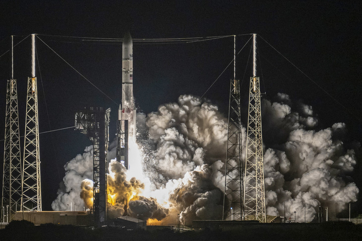 Tên lửa hoàn toàn mới Vulcan Centaur của United Launch Alliance (ULA) cất cánh từ Florida (Mỹ), ngày 8-1, mang theo tàu đổ bộ Mặt trăng Peregrine của Astrobotic - Ảnh: AFP