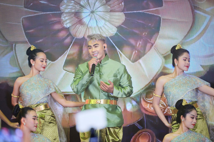 Phùng Phước Thịnh cũng biểu diễn với vai trò ca sĩ