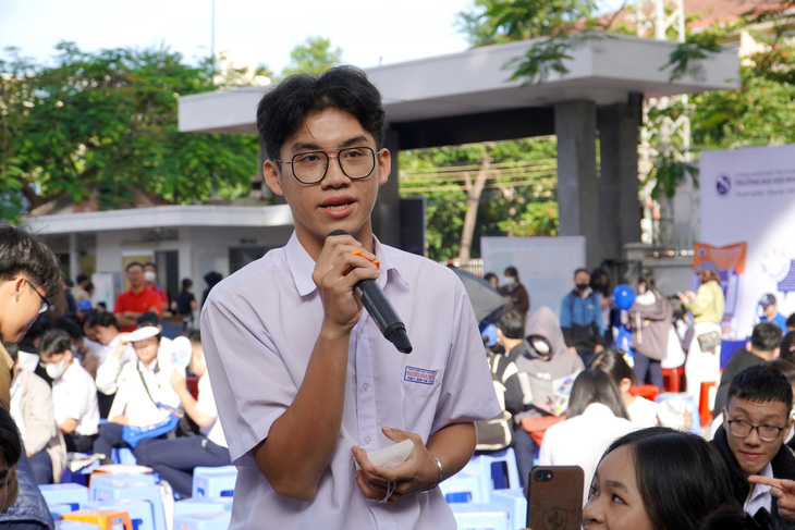 Bạn Minh Trí, lớp 12C6 Trường THPT Nguyễn Văn Trỗi, đặt câu hỏi về phân loại trong ngành marketing và đầu ra của ngành này như thế nào - Ảnh: TRẦN HƯỚNG