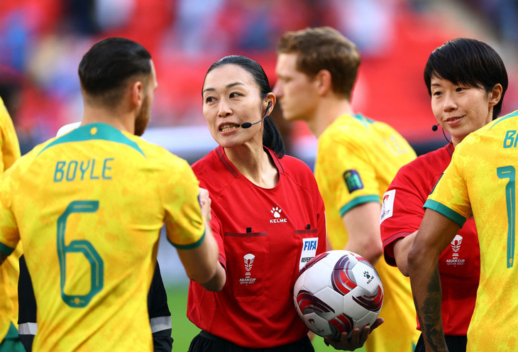 Yamashita Yoshimi làm nhiệm vụ ở World Cup 2022. Tối 13-1 cô đã đi vào lịch sử khi là trọng tài nữ đầu tiên bắt chính tại Asian Cup - Ảnh: REUTERS