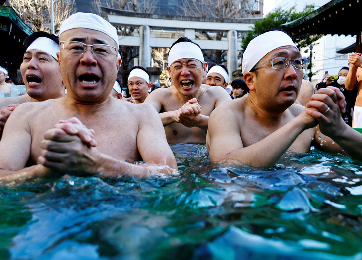 Đàn ông Nhật Bản tham gia tắm nước đá tại đền Teppozu Inari tại Tokyo (Nhật Bản) ngày 14-1. Đây là nghi thức thanh tẩy tâm hồn và cầu nguyện cho năm mới. Ảnh: Reuters