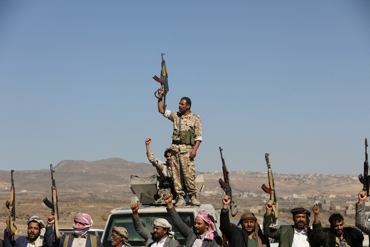 Các phiến quân Houthi giương vũ khí trong buổi tập hợp gần khu vực Sanaa của Yemen ngày 14-1 - Ảnh: REUTERS