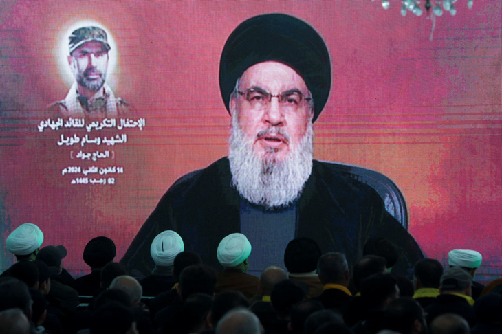 Ngày 14-1, lãnh đạo Hezbollah Sayyed Hassan Nasrallah có bài phát biểu trên truyền hình, trong lễ tưởng niệm đánh dấu một tuần kể từ khi Wissam Tawil, chỉ huy lực lượng Radwan của Hezbollah bị sát hại ở miền nam Lebanon - Ảnh: REUTERS