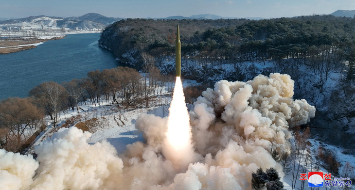 Triều Tiên thử tên lửa đạn đạo sử dụng nhiên liệu rắn, ảnh do KCNA đăng tải hôm 14-1 - Ảnh: KCNA