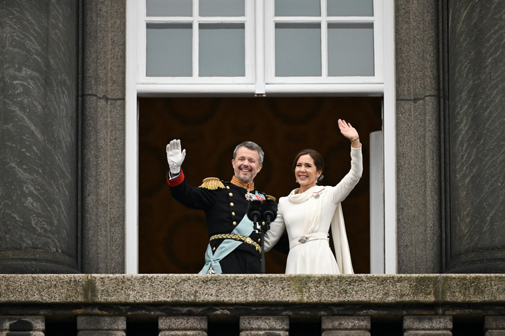 Vua Frederik X và Hoàng hậu Mary vẫy chào từ ban công Cung điện Christiansborg ở Copenhagen, Đan Mạch - Ảnh: AFP