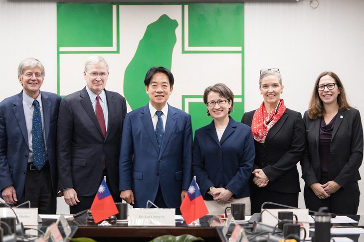 Lãnh đạo Đài Loan mới đắc cử Lại Thanh Đức chụp hình cùng phái đoàn không chính thức của Mỹ đến thăm Đài Loan ngày 15-1 - Ảnh: AFP/Đảng Dân chủ tiến bộ Đài Loan (DPP)