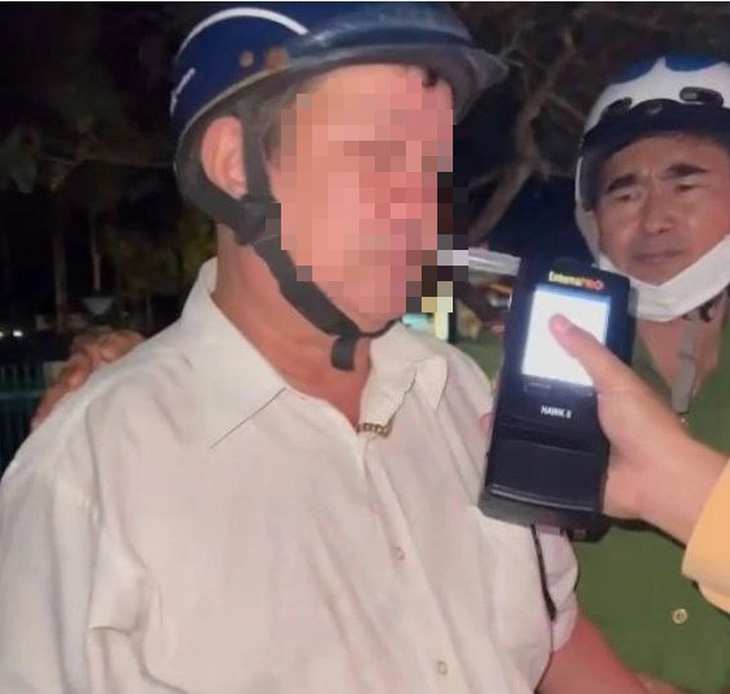 Cơ quan chức năng tỉnh An Giang đang xử lý người đàn ông say xỉn tự xưng cán bộ tòa án, 15 lần không chấp hành đo nồng độ cồn - Ảnh: Cắt từ clip
