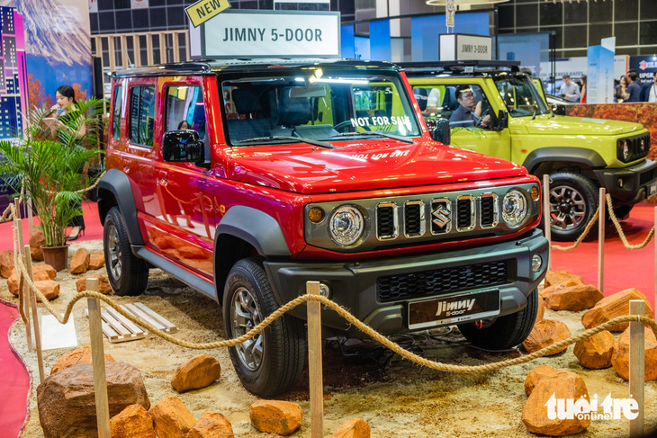 Tại Singapore mới chỉ có Jimny 3 cửa đang được bán với giá 139.888 đô la Singapore, tương đương 2,57 tỉ đồng. Giá này cao hơn hẳn giá dự kiến ở Việt Nam (từ 789 triệu đồng) do chính sách thuế phí của nước này