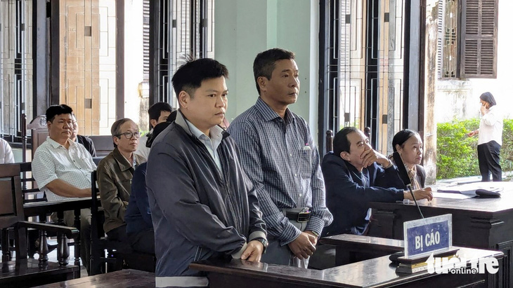 Bị cáo Hà Thúc Nhật và Hoàng Văn Đức (nguyên kế toán và nguyên giám đốc CDC Thừa Thiên Huế) tại tòa - Ảnh: NHẬT LINH