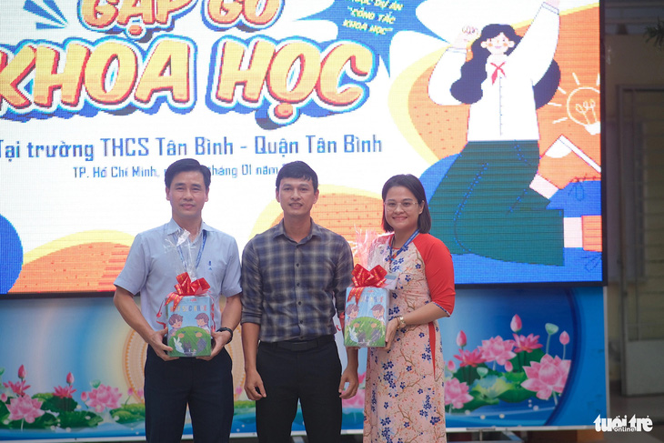 50 cuốn sách 'Một sức khỏe' được trao đến thư viện Trường THCS Tân Bình (quận Tân Bình, TP.HCM) - Ảnh: NGỌC PHƯỢNG