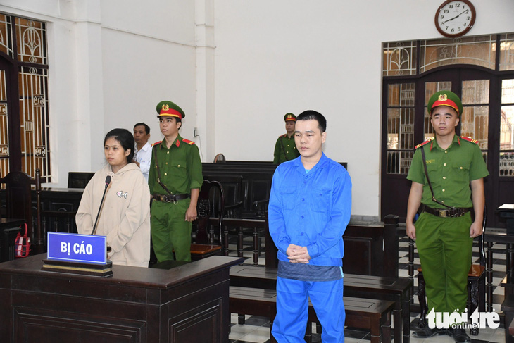 Bị cáo Nhung và Tuấn tại phiên tòa xét xử - Ảnh: HỒ GIANG