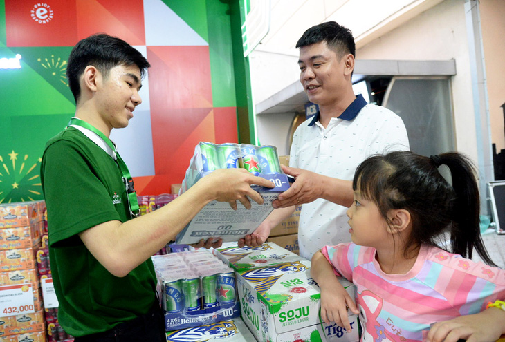 Người dân mua bia không cồn tại siêu thị Lotte trên đường Nguyễn Hữu Thọ, quận 7, TP.HCM, chiều 14-1- Ảnh: TỰ TRUNG