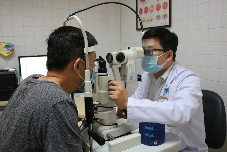 Các bác sĩ Bệnh viện Đại học Y Dược TP.HCM thăm khám và điều trị cho bệnh nhân mắc các bệnh về mắt - Ảnh: M.T.