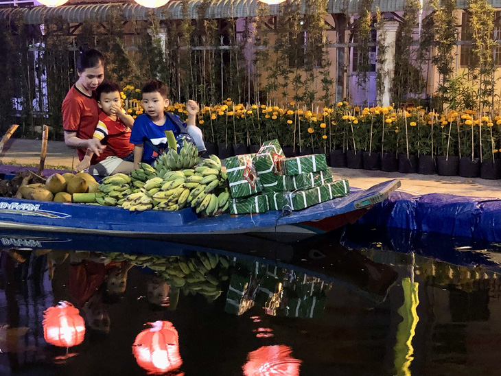 Người dân tham quan những tiểu cảnh "Chợ quê ngày tết" được Bạc Liêu tổ chức dịp Tết Nguyên đán năm 2023 - Ảnh: CHÍ QUỐC
