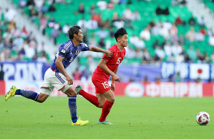 Tốc độ của Đình Bắc (áo đỏ) khiến cầu thủ Nhật Bản đuổi theo vất vả - Ảnh: HOÀNG TUẤN