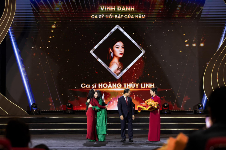 Hoàng Thùy Linh nhận danh hiệu Ca sĩ nổi bật của năm hôm 13-1 - Ảnh: Facebook nhân vật