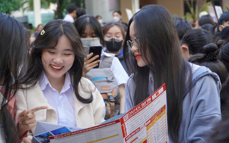 Học sinh Khánh Hòa hào hứng tham dự Chương trình tư vấn tuyển sinh - hướng nghiệp tại Trường đại học Khánh Hòa - Ảnh: TRẦN HƯỚNG