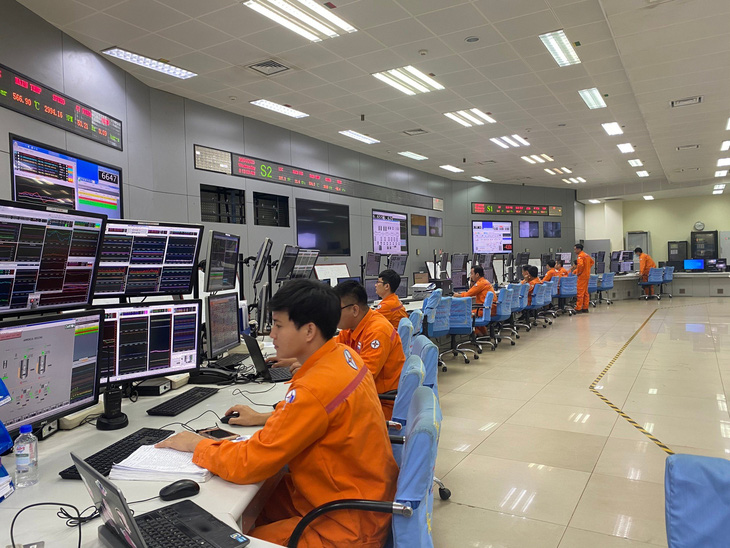 Các kỹ sư tại Phòng điều khiển Trung tâm Nhà máy Nhiệt điện Duyên Hải 3