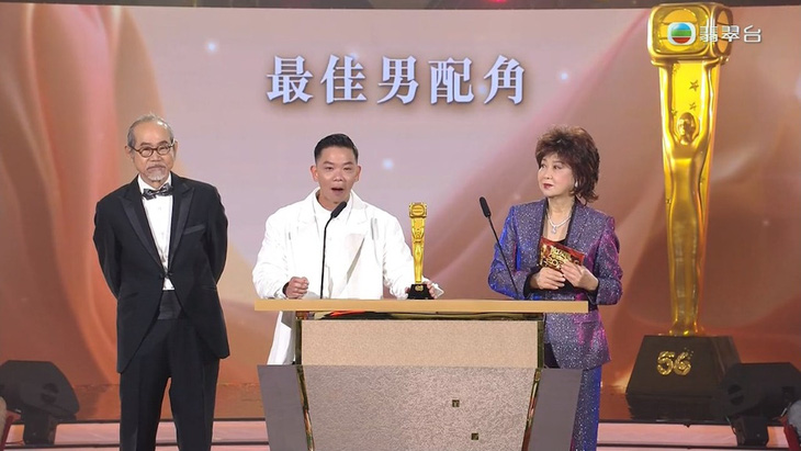 Diễn viên phim Châu Tinh Trì quỳ lạy trên sân khấu khi được ẵm giải thưởng sau nhiều năm- Ảnh 3.