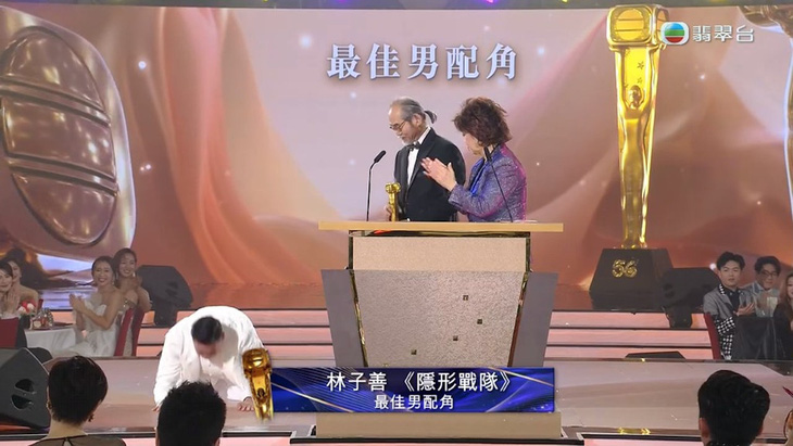 Nam diễn viên phim Châu Tinh Trì quỳ xuống cúi đầu cảm ơn ba mẹ ngay trên sân khấu