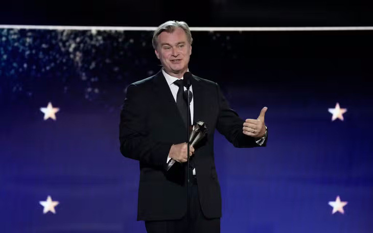 Christopher Nolan lên nhận giải tại Critic's Choice Awards - Ảnh: GETTY IMAGES