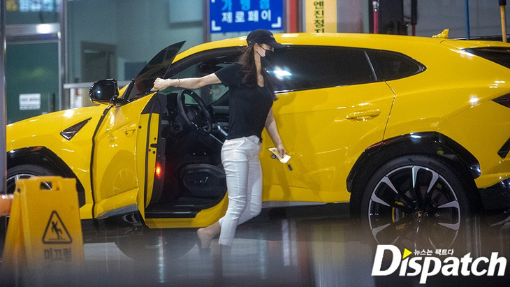 Nữ diễn viên từng bị bắt gặp cầm lái xe Lamborghini Urus màu vàng.