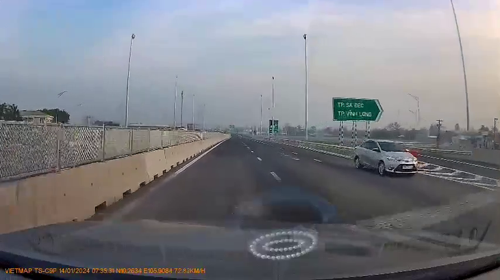 Hình ảnh chiếc ô tô chạy ngược chiều trên cao tốc Mỹ Thuận - Cần Thơ - Ảnh: Cắt từ clip