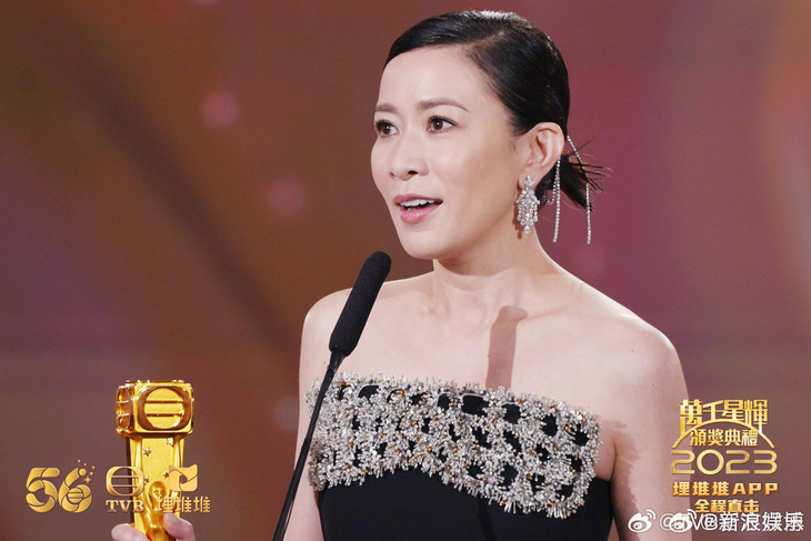 Nữ diễn viên Xa Thi Mạn phát biểu nhận giải - Ảnh: TVB