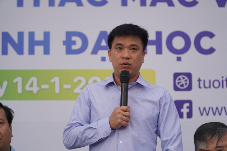PGS.TS Bùi Quang Hùng - phó giám đốc ĐH Kinh tế TP.HCM (UEH) tư vấn cho thí sinh trong chương trình tổ chức tại Khánh Hòa - Ảnh: TRẦN HƯƠNG 