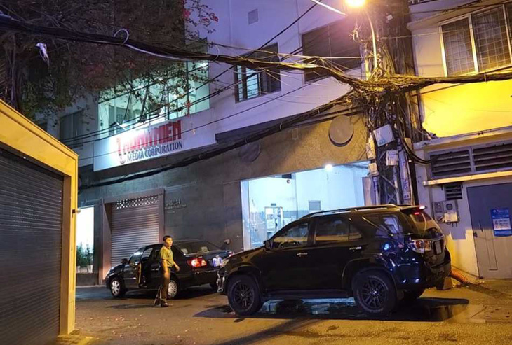 19h20, hai xe ô tô của của lực lượng chức năng đã tới Công ty truyền thông Thanh Niên - Ảnh: ĐAN THUẦN