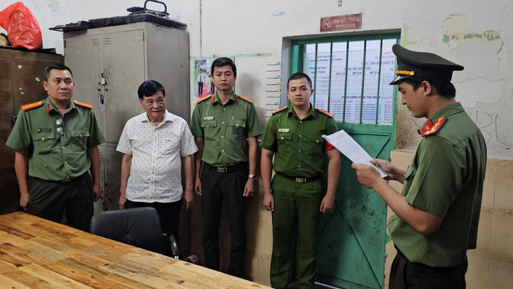 Cơ quan điều tra đọc lệnh khởi tố đối với ông Nguyễn Công Khế - Ảnh: Công an TP.HCM cung cấp