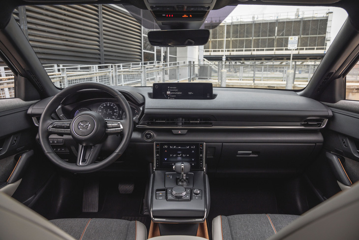 Việc &quot;đồng phát triển&quot; phần mềm và các phần cứng điện tử đi kèm với Toyota đồng nghĩa giao diện khu vực khoang lái xe Mazda trong tương lai sẽ rất giống xe đối tác đồng hương - Ảnh: Car and Driver
